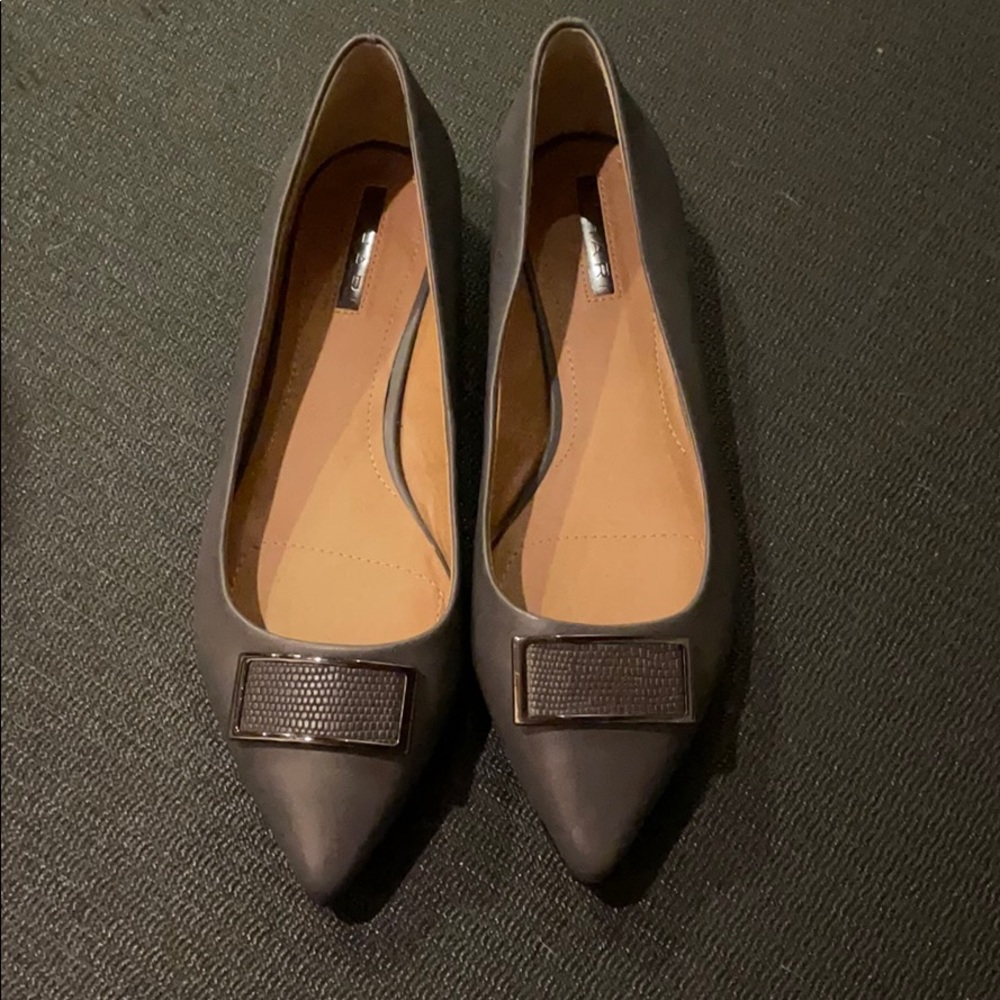 TAHARI Leather Gray Pointed Toe Edwina Flats